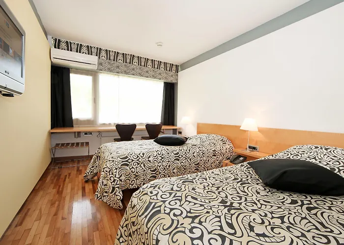 מלון Hotel Grosuplje